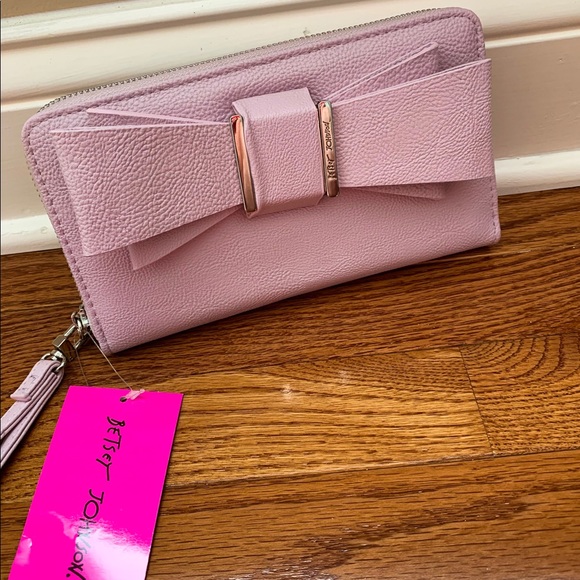 Betsey Johnson Handbags - 💜NWT- Betsy Johnson Lavender Bow Wristlet💜